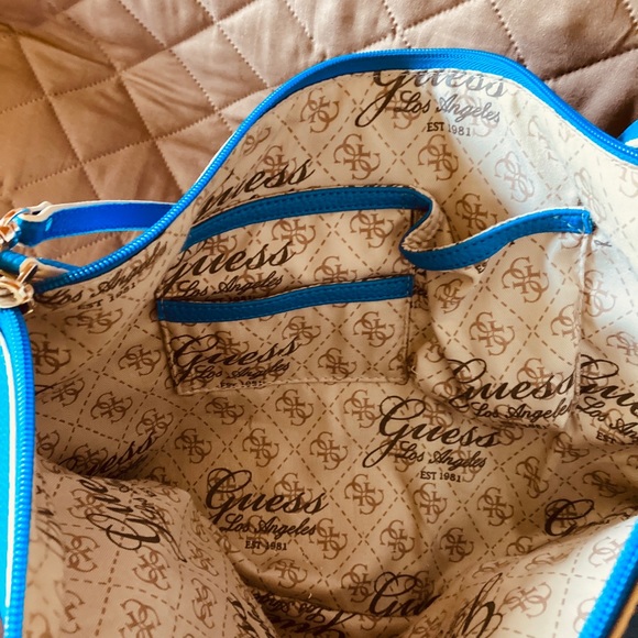 Guess Bobbi Reversible Tote w/Mini Bag. - Picture 7 of 8